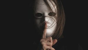 Soit le silence, soit une bataille violente